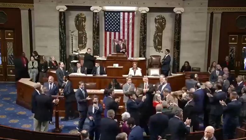 La Cámara de Representantes de Estados Unidos aprobó este jueves el megaproyecto de ley presupuestaria e inmigración de Donald Trump.