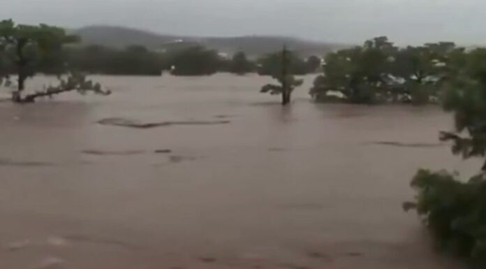 Al menos 13 personas fallecieron y más de 20 están desaparecidas luego que se registraran lluvias repentinas en Texas, Estados Unidos.