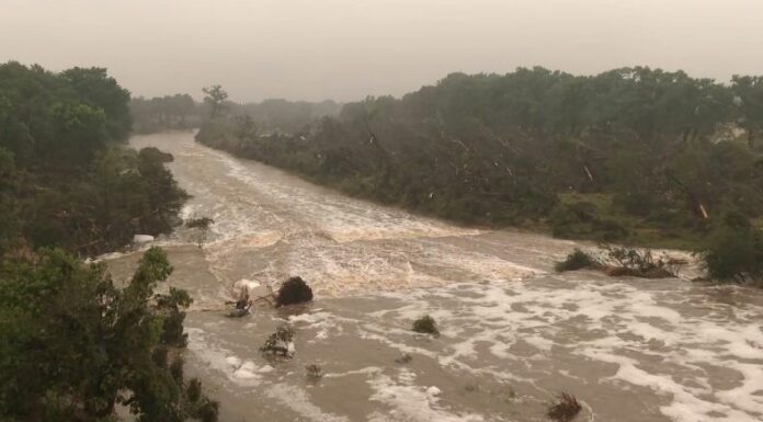 Al menos 27 personas han muerto y otras 27 están desaparecidas tras las devastadoras inundaciones en el condado de Kerr, Texas, según informaron las autoridades locales.