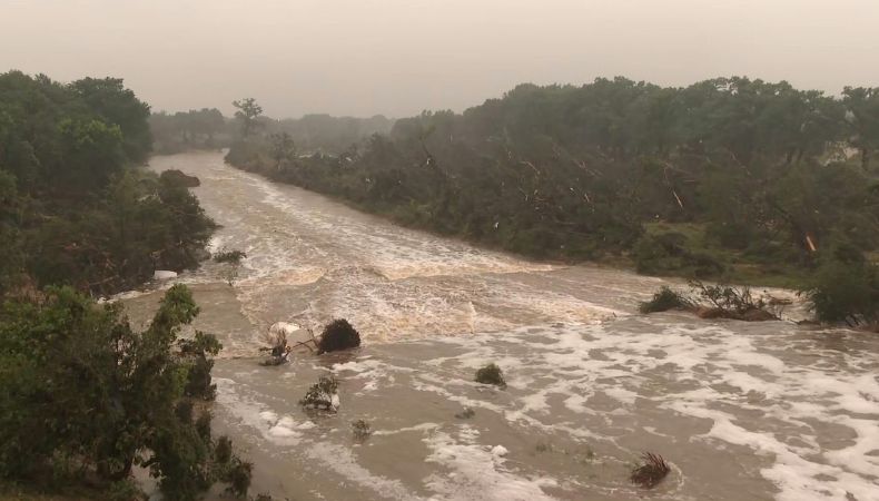 Al menos 27 personas han muerto y otras 27 están desaparecidas tras las devastadoras inundaciones en el condado de Kerr, Texas, según informaron las autoridades locales.