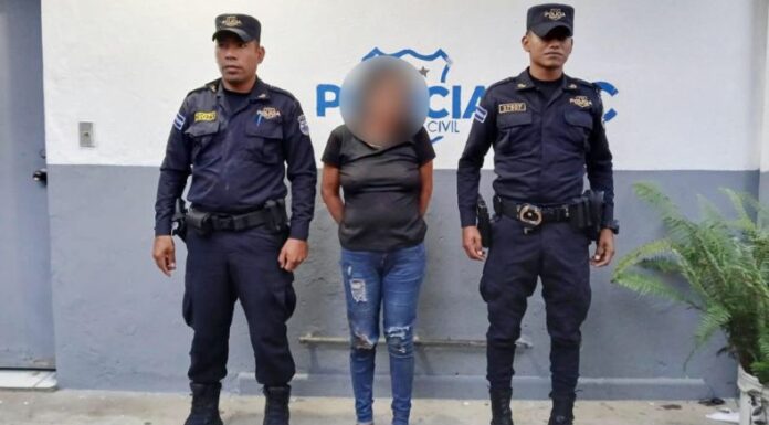 Una mujer asesinó a su compañero de vida mientras departían bebidas alcohólicas. Las autoridades ya reportan su captura.