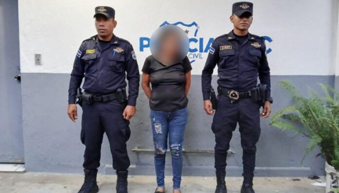 Mujer asesina a su compañero de vida en Ciudad Delgado Una mujer asesinó a su compañero de vida mientras departían bebidas alcohólicas. Las autoridades ya reportan su captura.
