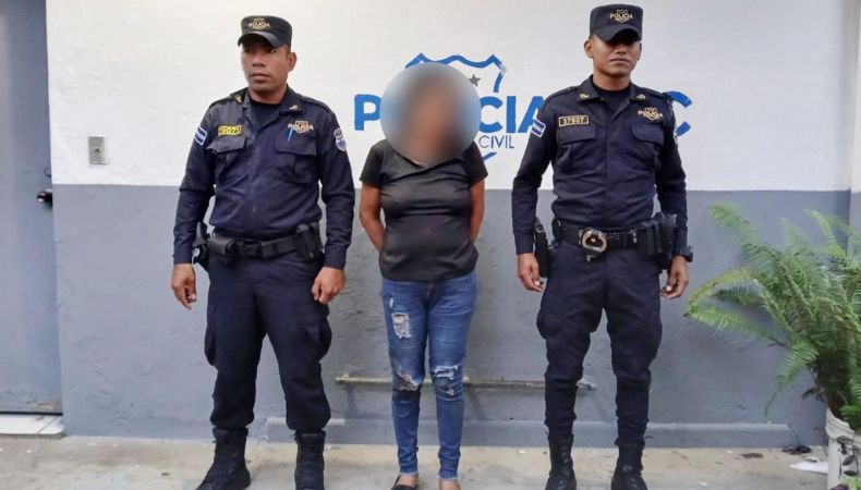 Una mujer asesinó a su compañero de vida mientras departían bebidas alcohólicas. Las autoridades ya reportan su captura.