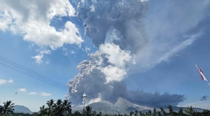 El volcán Lewotobi Laki-Laki de Indonesia arrojó una colosal columna de ceniza de unos 18 kilómetros de altura.