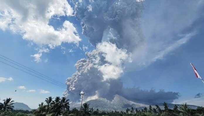 Indonesia Decenas de vuelos cancelados por erupción del volcán Lewotobi Laki-Laki El volcán Lewotobi Laki-Laki de Indonesia arrojó una colosal columna de ceniza de unos 18 kilómetros de altura.