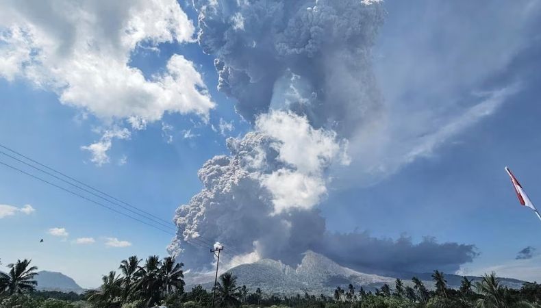 Indonesia Decenas de vuelos cancelados por erupción del volcán Lewotobi Laki-Laki El volcán Lewotobi Laki-Laki de Indonesia arrojó una colosal columna de ceniza de unos 18 kilómetros de altura.