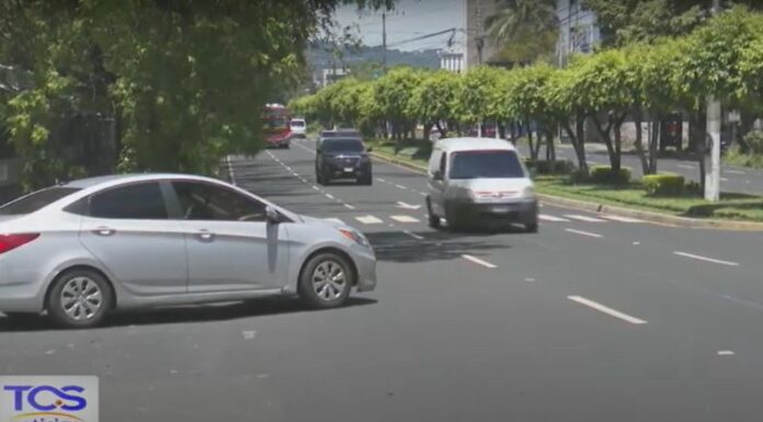 Los automovilistas deben maniobrar para evitar accidentes de tránsito a causa de los obstáculos viales en las diferentes arterias del país.