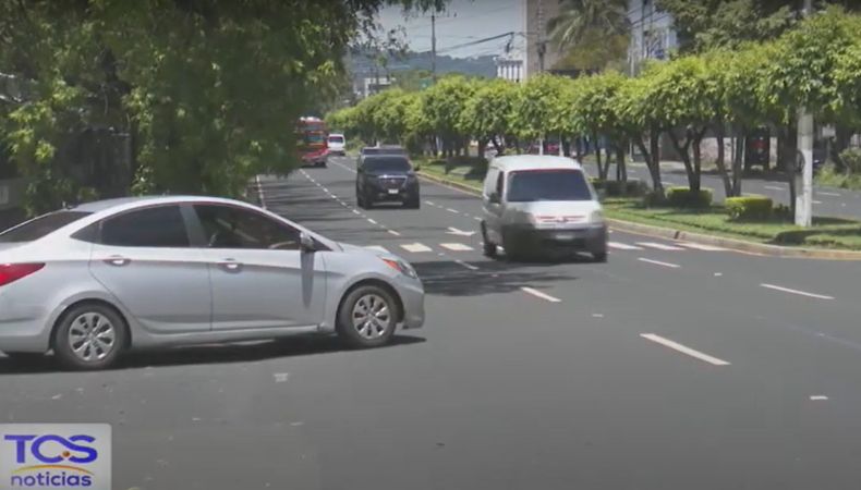 Los automovilistas deben maniobrar para evitar accidentes de tránsito a causa de los obstáculos viales en las diferentes arterias del país.