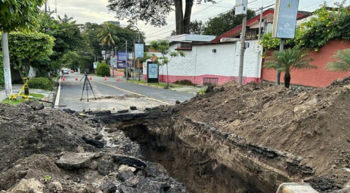La formación de una cárcava y los trabajos de reparación mantienen cerrado un tramo en calle La Mascota, a pocos metros de la 79 Av. Sur, en San Salvador.