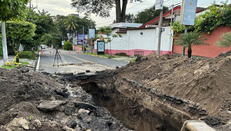 La formación de una cárcava y los trabajos de reparación mantienen cerrado un tramo en calle La Mascota, a pocos metros de la 79 Av. Sur, en San Salvador.