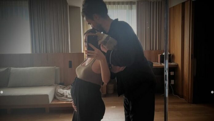 Natalia Lafourcade anuncia ¡su embarazo! La cantante mexicana anunció que está esperando un bebé. Con cinco meses de embarazo, compartió la noticia con una foto y un mensaje desde su cuenta oficial de Instagram.