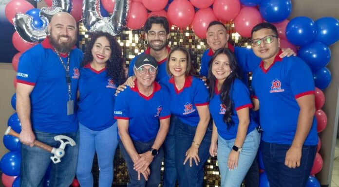 La emisora salvadoreña cumple tres décadas llevando música grupera y tropical a miles de oyentes. Este 8 de julio lo celebra junto a artistas nacionales y con una transmisión especial desde su cabina.