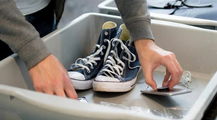 Los pasajeros en aeropuertos de EE. UU. ya no deberán quitarse los zapatos en los controles de seguridad, según una nueva política presentada este martes.