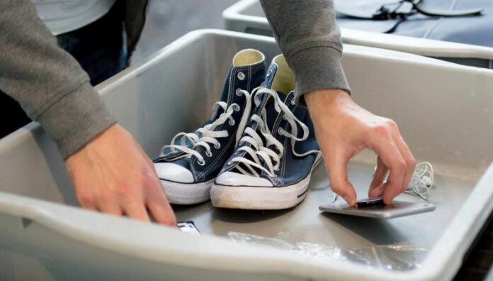 EE. UU. elimina requisito de quitarse los zapatos en controles de aeropuerto Los pasajeros en aeropuertos de EE. UU. ya no deberán quitarse los zapatos en los controles de seguridad, según una nueva política presentada este martes.