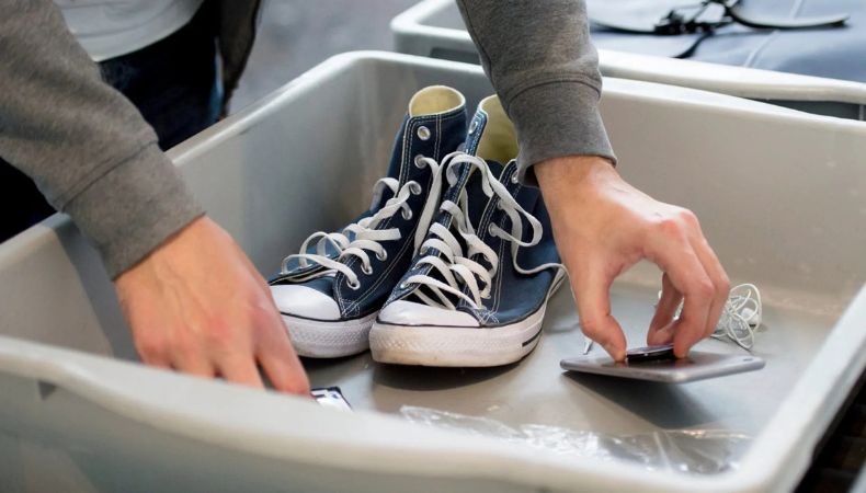 Los pasajeros en aeropuertos de EE. UU. ya no deberán quitarse los zapatos en los controles de seguridad, según una nueva política presentada este martes.