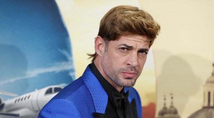 El actor cubano William Levy fue aceptado en un programa de derivación en Florida tras ser arrestado en abril por un altercado en un restaurante. Aunque pagó fianza y recuperó su libertad ese mismo día, aún enfrenta consecuencias legales.