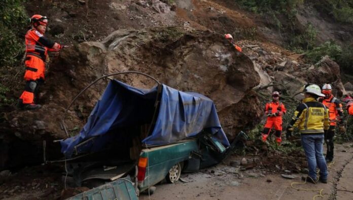Sube a cinco la cifra de fallecidos por fuertes sismos en Guatemala La cifra de fallecidos por los fuertes sismos en Guatemala subió a cinco. Las autoridades reportan nueve personas hospitalizadas.