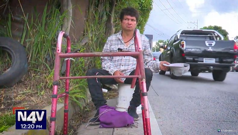 Don Santos sufrió un accidente de tránsito que le provocó lesiones permanentes. Ahora solicita ayuda para obtener una andadera nueva y alimentos.