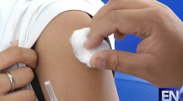 El sarampión presenta síntomas como: fiebre, goteo de la nariz, tos seca, conjuntivitis, manchas en la boca y sarpullido.