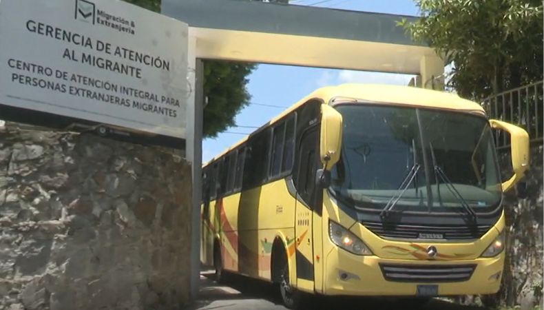EE. UU. envía a más salvadoreños deportados 