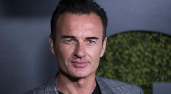 Julian McMahon, actor australiano conocido mundialmente por sus actuaciones en las series “Charmed” y “Nip/Tuck”, murió el pasado 2 de julio a los 55 años.