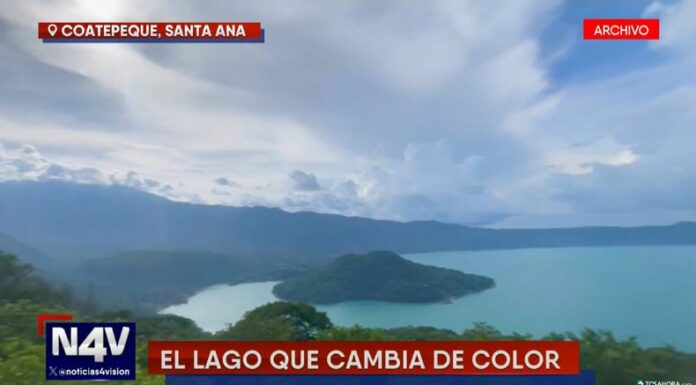 Tras recuperar su color habitual, el lago de Coatepeque continúa siendo uno de los destinos preferidos de los salvadoreños.