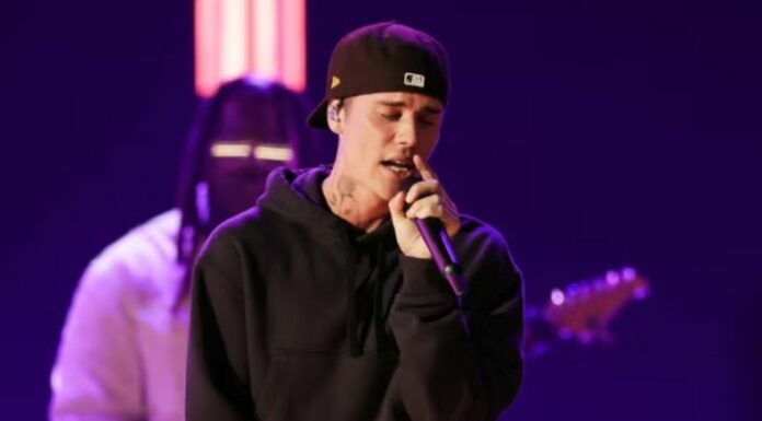 El álbum incluye 21 canciones y marca su regreso musical tras cuatro años de silencio discográfico.