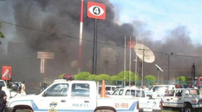 El fuego que consumió las instalaciones de canal 4 el 11 de julio de 2002 empezó a las 3:30 de la tarde por un cortocircuito.
