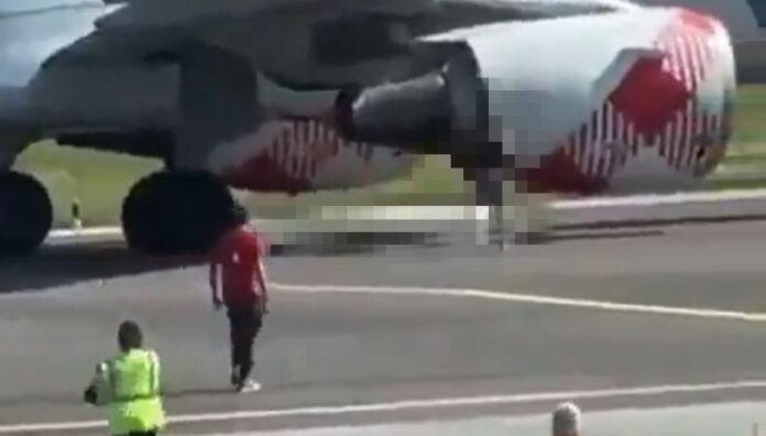 Hombre se lanza al motor de un avión en Italia El hombre que se lanzó al motor de un avión, no era pasajero ni formaba parte del personal del aeropuerto.