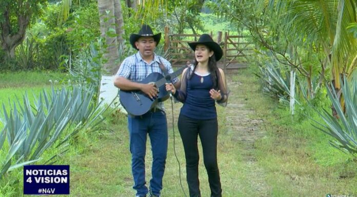 En Sonsonate, Rosita, una joven de 17 años, empieza a destacar gracias a su talento en la música regional mexicana.