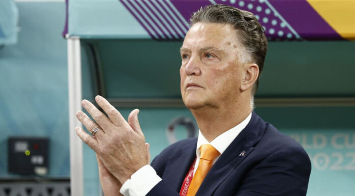 El técnico neerlandés dio a conocer los problemas que ha sufrido en los últimos años por un cáncer de próstata.