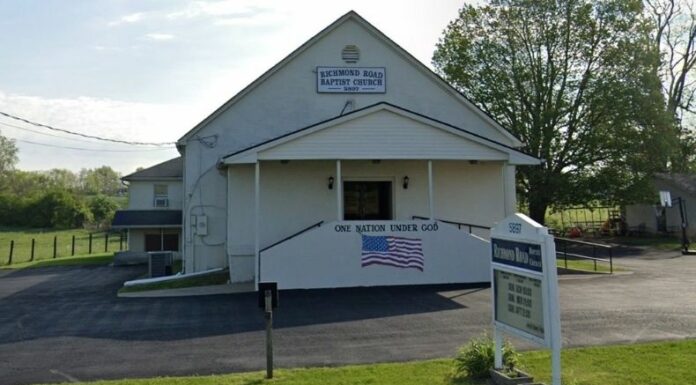 Un tiroteo en una iglesia de Kentucky, EE. UU., dejó varios heridos. El sospechoso murió tras enfrentar a la policía.