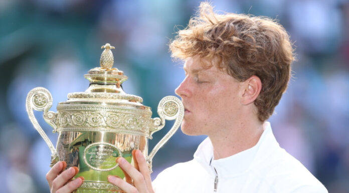 El tenista italiano Jannik Sinner derrotó en cuatro sets al español Carlos Alcaraz en la gran final de Wimbledon 2025.