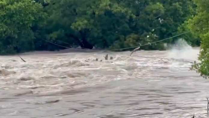 Texas emite alerta ante el riesgo de nuevas inundaciones La alerta en Texas se mantiene en zonas de alto riesgo, como en sectores bajos, desniveles y puentes cercanos a la superficie de ríos.