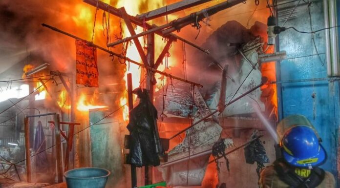 Equipos de Bomberos sofocaron un incendio registrado esta mañana en el Mercado Central de Soyapango.