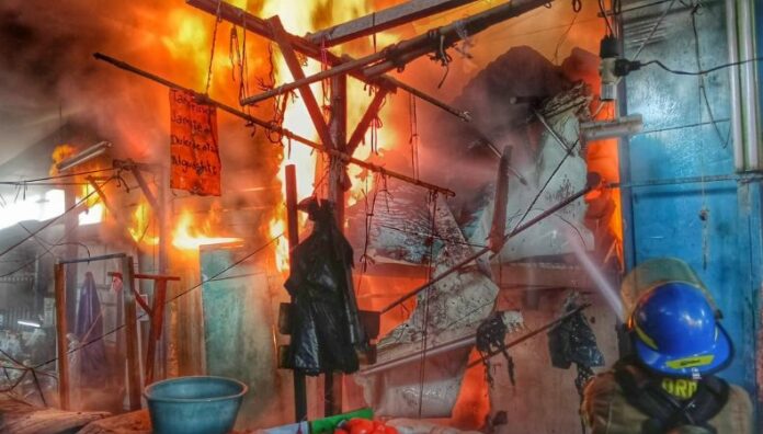 Equipos de Bomberos sofocaron un incendio registrado esta mañana en el Mercado Central de Soyapango.