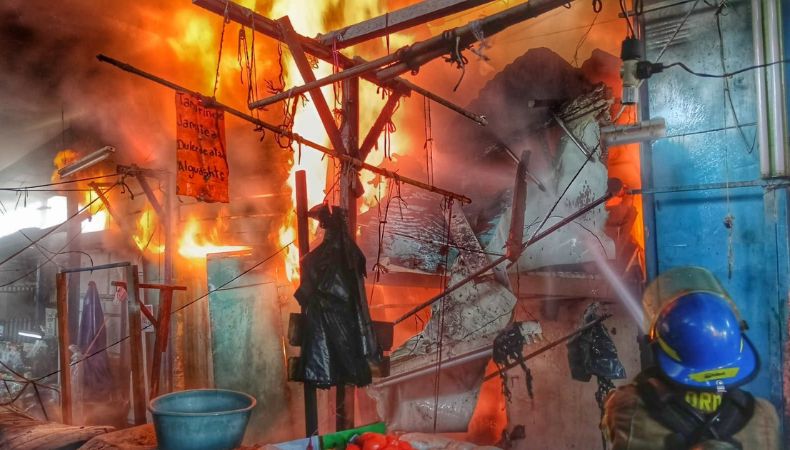 Equipos de Bomberos sofocaron un incendio registrado esta mañana en el Mercado Central de Soyapango.