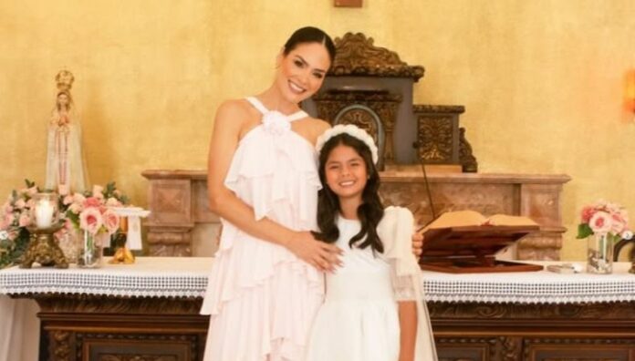Ana Pao Sifuentes celebra la primera comunión de su hija Camila Ana Pao Sifuentes vivió un momento familiar muy especial durante el fin de semana, al acompañar a su hija Camila en su Primera Comunión. Al evento asistieron las conductoras de Liberadas.