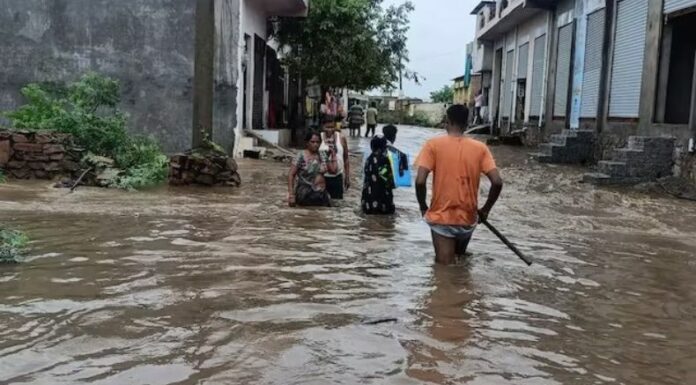 Las fuertes lluvias e inundaciones repentinas en la India han dejado al menos 14 personas fallecidas en el estado de Uttar Pradesh.