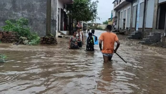 Al menos 14 personas fallecieron tras fuertes lluvias en la India Las fuertes lluvias e inundaciones repentinas en la India han dejado al menos 14 personas fallecidas en el estado de Uttar Pradesh.