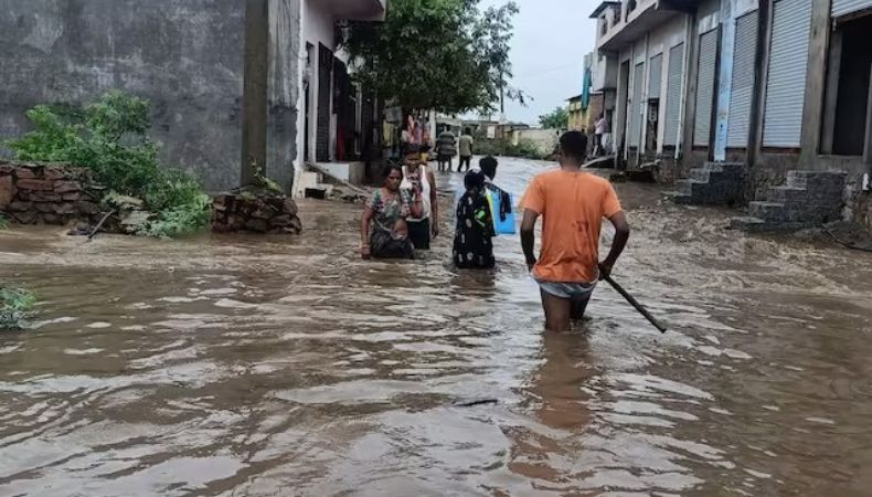 Las fuertes lluvias e inundaciones repentinas en la India han dejado al menos 14 personas fallecidas en el estado de Uttar Pradesh.