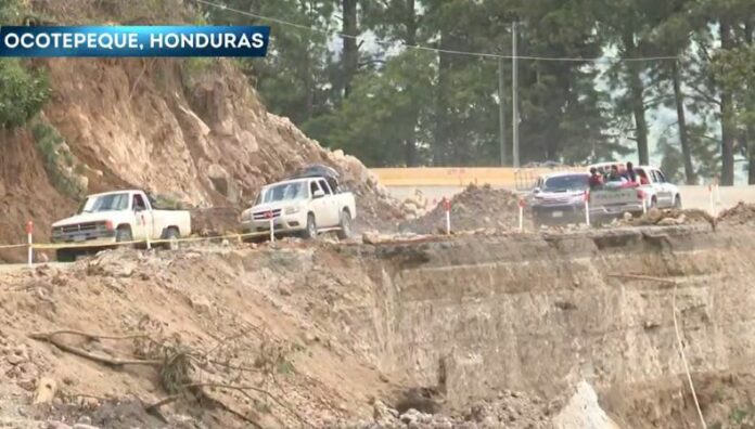 Habilitan tramo provisional en la frontera El Poy Este fin de semana se habilitó un tramo provisional en la carretera CA-4, el paso que une a Honduras con la frontera El Poy en Chalatenango.