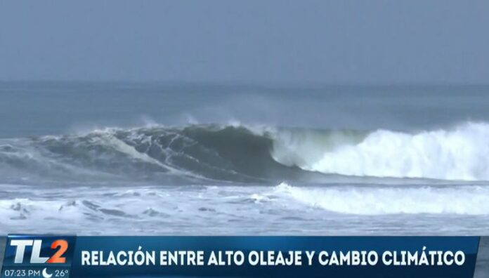 Alto oleaje y cambio climático: ¿Cómo afecta en la costa salvadoreña? Expertos en el mundo marino aseguran que el cambio climático ya es una realidad en las costas salvadoreñas causando impacto en el alto oleaje.