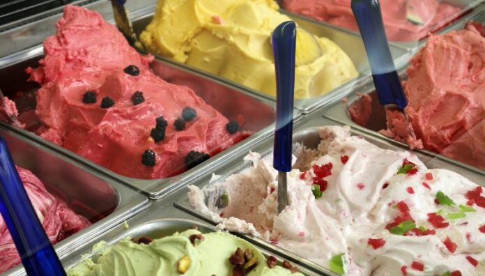 Fabricantes de helados de EE. UU. eliminarán el uso de colorantes sintéticos Los mayores productores de helados en Estados Unidos reducirán de forma progresiva el uso de colorantes sintéticos derivados del petróleo.
