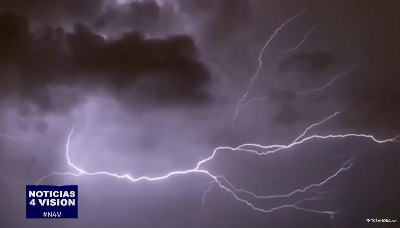 Con la llegada de la época lluviosa, es importante seguir ciertas recomendaciones para protegerse de los rayos durante una tormenta.