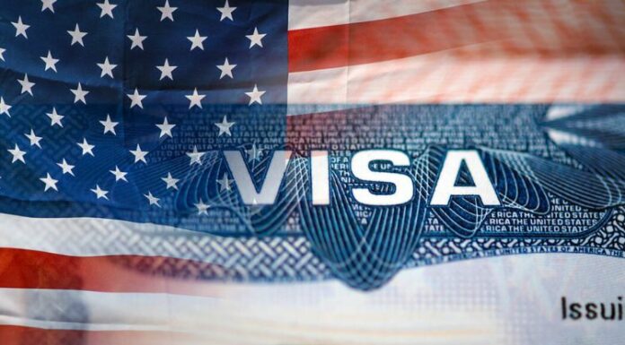 Costo de visas de no inmigrantes aumentaría $250 por nueva “tasa de integridad” que establece la ley grande y hermosa que impulsó el presidente Trump.