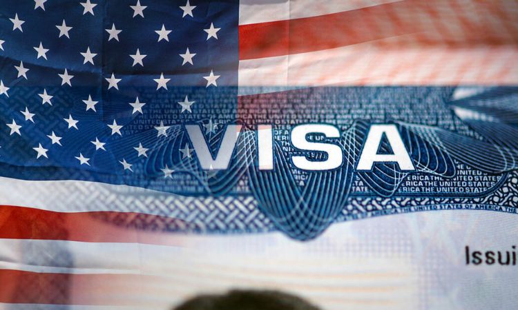 Costo de visas de no inmigrantes aumentaría $250 por nueva “tasa de integridad” que establece la ley grande y hermosa que impulsó el presidente Trump.