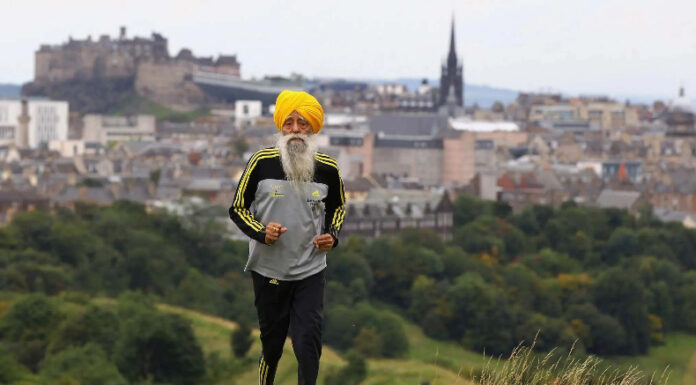 El maratonista de la India, Fauja Singh, murió atropellado cuando intentaba una carretera en su pueblo natal.