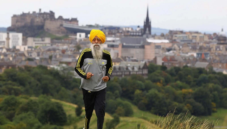 El maratonista de la India, Fauja Singh, murió atropellado cuando intentaba una carretera en su pueblo natal.