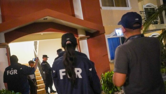 Capturan a red de estafadores que operaba en diferentes zonas del país La FGR y la PNC llevaron a cabo un operativo para capturar a varios acusados de estafar a ocho personas.
